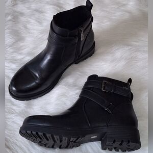 Tundra Black Leather Footwear